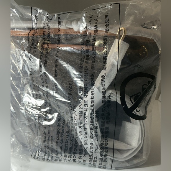 Michael Kors 
Avery Medium Signature Logo Bucket Messenger Bag